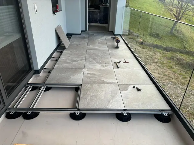 2-cm-Außenfliesen mit wasserdurchlässiger Verlegung – die beste Lösung für Terrasse oder Außenanlage. | Foto: Wohnkeramik Pichler GmbH