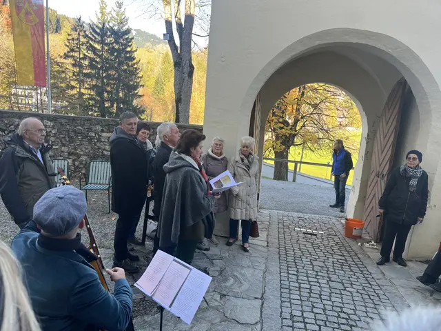 Marianne und Sepp Unterkirchner (Mitte) beendeten die Feier musikalisch. | Foto: MeinBezirk