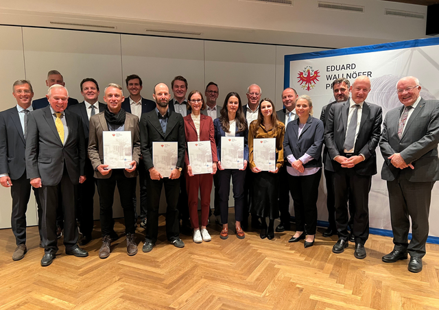 Alle Preisträgerinnen und Preisträger des Eduard-Wallnöfer-Preises 2025 mit den Vertretern der Familie Wallnöfer: Altlandeshauptmann Herwig van Staa, Maria Wallnöfer und Eduard Wallnöfer jr., Landeshauptmann-Stv. Josef Geisler, Landesrat René Zumtobel, Stefan Pan (Präsident Stiftung Südtiroler Sparkasse), Alexander Rieper (Präsident Unternehemerverband Südtirol), Stiftungsvorstand Oswald Mayr, Stiftungsvorstand-Stv. Heinrich Scherfler, IV-Tirol-Vizepräsident Simon Meinschad und IV-Tirol-Geschäftsführer Michael Mairhofer | Foto: IV Tirol / Schreier
