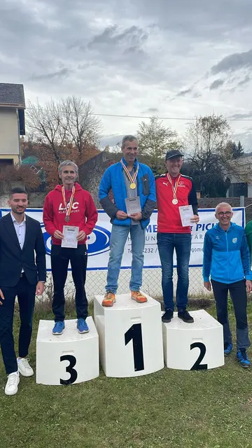 Christian Rattenberger (re. am Stockerl) krönte seine herausragende Saison mit einer Silbermedaille. | Foto: Privat 