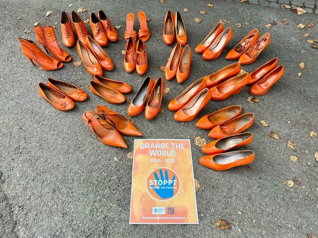 Orange Schuhpaare stehen symbolisch für Frauen, die durch Gewalt zu Tode gekommen sind. | Foto: Soroptmistclub Windischgarsten-Kremstal