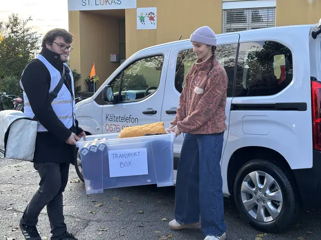 Im neuen Kältebus hat das Freiwilligen-Team Schlafsäcke und Isomatten parat.  | Foto: MeinBezirk/Verena Kriechbaum
