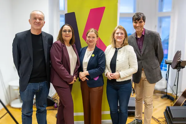Bei der Eröffnung anwesend, v. l.: Josef Hiebl (stellvertretender Leiter der MA11), Bezirksvorsteher-Stellvertreterin Julia Lessacher (SPÖ), Anna Schwitzer, Leiterin des Unabhängigen Kinderschutzzentrums, Vizebürgermeisterin Bettina Emmerling (Neos) und Hannes Kolar, Leiter des psychologischen Dienstes der MA11. | Foto: Peter Schneider