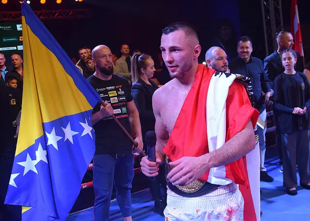 Auch Sparringpartner Edin 'Puki' Puhalu stand mit der bosnischen Fahne Spalier für Edin Avdic. Puki gewann zuvor einen 8-Runden Profikampf gegen Marvin Ruf (GER). | Foto: Schwaighofer