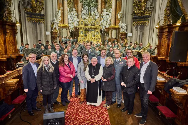 Christof Kastner, Alexandra Weber, Franz Friedreich, Silvia Moser, Markus Peham, Hermine Hackl, Adi Obendrauf, Abt Johannes Maria Szypulski, Hannes Ziselsberger, Eva Prischl, Georg Härtinger, Christoph Riedl, Franz Mold und Michael Bierbach (v.l.). | Foto: Franz Gleiß