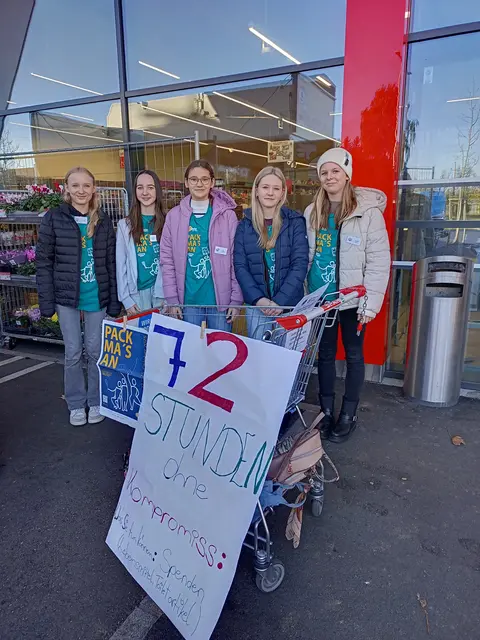 Vor regionalen Supermärkten gingen die Schülerinnen aus Mauerkirchen auf Spendensammlung. | Foto: Mühlbacher/Klaushofer