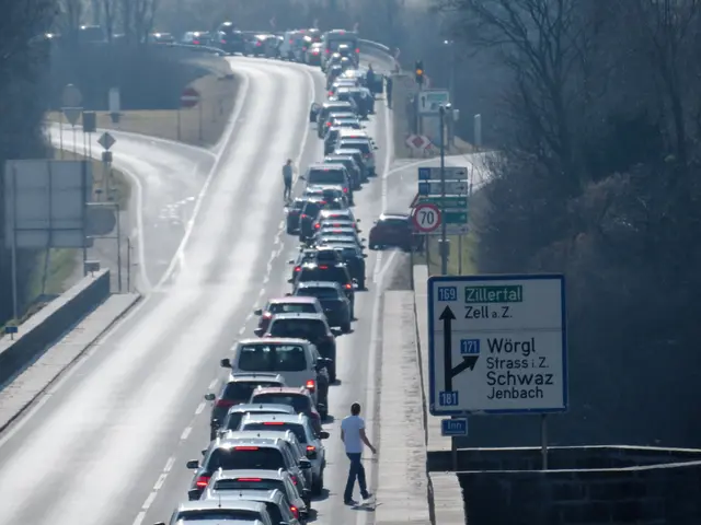 Der Stau auf der Straße ins Zillertal ist vorprogrammiert.  | Foto: Archiv