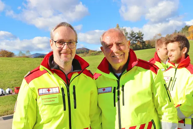 Ortstellenleiter Stefan Friedacher mit RK-Präsident Siegfried Schrittwieser | Foto: Edith Ertl