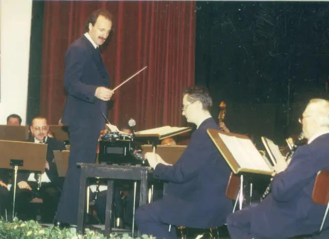 Vor 37 Jahren durfte Wolfgang Homar als Kapellmeister des EMV Wels den Dirigentenstab übernehmen. | Foto: EMV