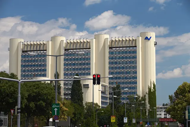 Kaum ein Gebäude im Norden der Brigittenau ist leichter wiederzuerkennen als die Zentrale der AUVA.  | Foto: Hans Ringhofer / picturedesk.com