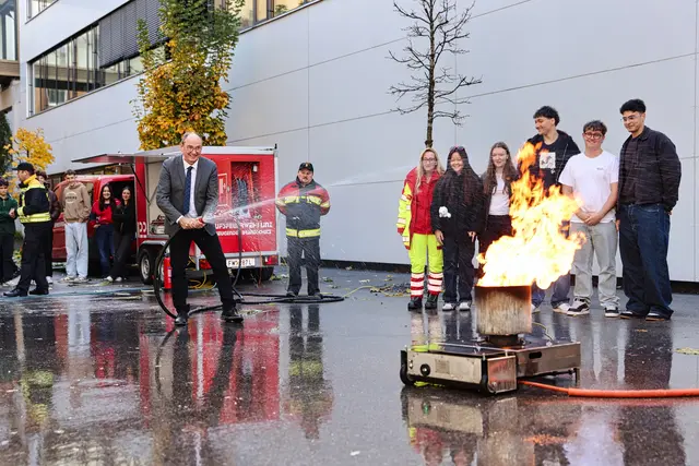Schulleiter Christian Armbruster ging mit Beispiel voran und ließ es sich nicht nehmen, vor den Augen der Schüler das Feuer zu löschen. | Foto: HTL1 Bau&amp;Design