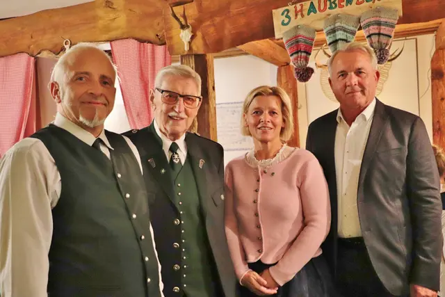 Bernd Bonomelli, Helmuth Adam und Sabine Jakubzig vom ÖKB-Vorstand (nicht im Bild Mattias Dunkl) begrüßten Bgm. Manfred Komericky (re) zur Jahreshauptversammlung. | Foto: Edith Ertl