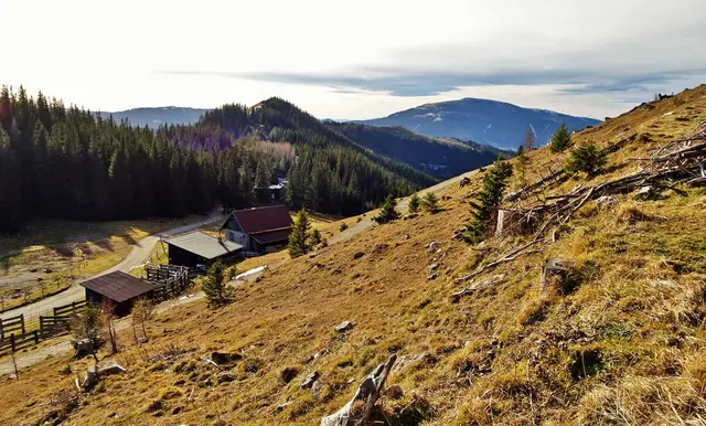 Am Weg zum Gipfel - der Blick hinüber zum Erzkogel und Dürriegel, im Hintergrund rechts das Stuhleck und die Pretul  | Foto: © Silvia Plischek