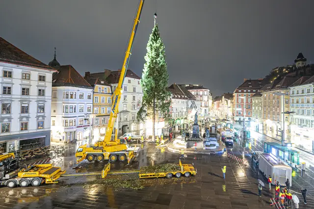 In der Nacht von Sonntag auf Montag wurde der Grazer Weihnachtsbaum per Kran aufgestellt.  | Foto: Stadt Graz/Fischer