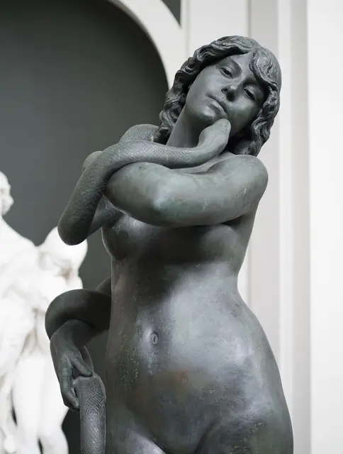 Die Darstellung der Frau mit der Schlange diente einst als öffentliche Mahnung. | Foto: Pixabay