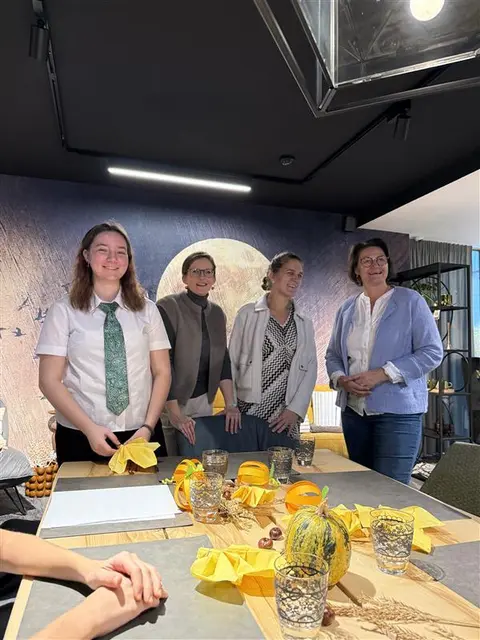 Claudia Mayr, Martina Widhalm und Dir. Cornelia Dammelhart freuen sich über die tüchtigen MiniMaxiköche. | Foto: Widhalm