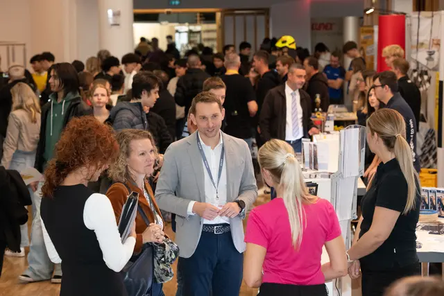 Auch Jürgen Kapeller, Obmann der WKO Linz-Land stand vor Ort in Leonding für die Fragen der Besucher zur Verfügung. | Foto: Cityfoto