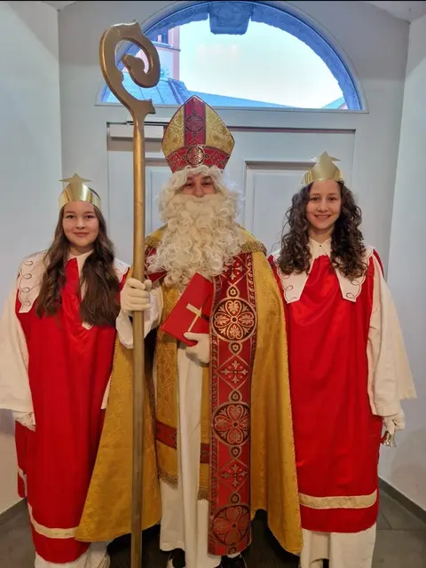 In mehreren Pfarren finden feierliche Umzüge und Nikolausfeiern statt – von Peter und Paul über St. Georgen bis zur Pfarre Hl. Geist. Auch Hausbesuche können angemeldet werden, deren Erlös einem guten Zweck zugutekommt. | Foto: Pfarre Telfs