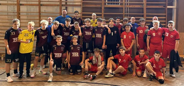 Leobens MU13/14 auf der linken Seite gemeinsam mit dem Team MKB Veszprém KC. | Foto: Handball Sportunion Leoben