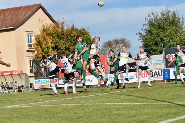 TUS-Kapitän Simon Braunsar ist einer von nur drei Spielern, die beim letzten Derby 2015 schon dabei waren. | Foto: MeinBezirk/Simon Michl