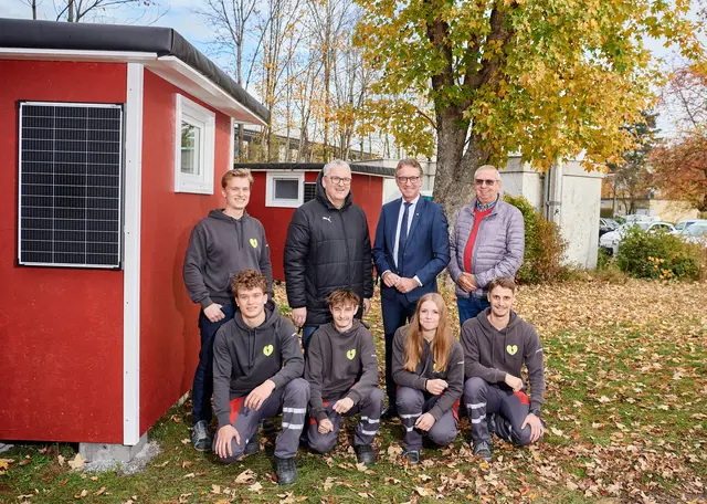 Von links: Rainer Schögl (Lehrlingsausbilder), Christian Gaiseder (Sozialverein B37), CEO Leonhard Schitter, und Martin Lumetzberger (Kolpingsfamilie Linz) mit den Energie AG-Lehrlingen Tobias, Paul, Carolina und Florian (2. Lehrjahr) | Foto: Energie AG