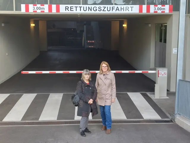 Heidemarie Kasper (l.) von der Herzgruppe Braunau mit LAbg. Gabriele Knauseder (r.). | Foto: SPÖ Braunau