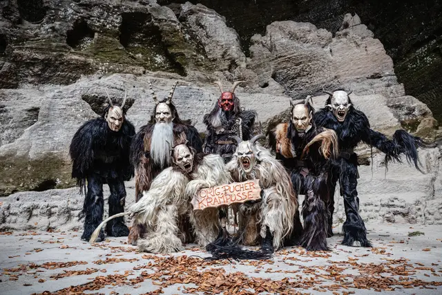 Die Adventszeit in Puch ist geprägt von tief verwurzeltem Brauchtum, wobei besonders die Krampusläufe der St. Jakober Weiherteufel (29.11) und der Original Pucher Krampusse (5.12) hervorstechen. | Foto: Tourismusverband Puch