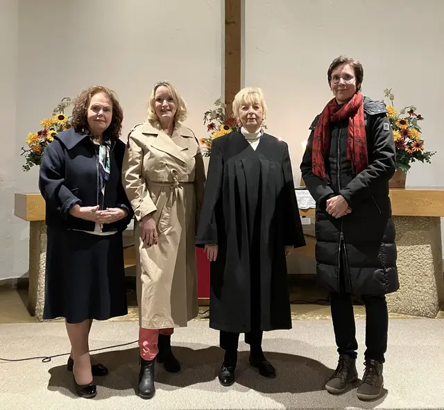 Ökumene lebt von Begegnung! Evi Oberhauser (ganz li) und Tania Zawadil (Zweite von li) vom Weltgebetstag Österreich freuten sich über die Einladung und werden den Austausch und Kontakt mit der evangelischen Kirche und ihren Vertreterinnen künftig weiter vertiefen. Mit einer inspirierenden Predigt über Martin Luther erinnerte Gertraud Rief (Dritte von li) daran, wie lebendig Luthers Gedanken auch nach über 500 Jahren noch sind. An der Orgel: Edith Mallaun, die wirklich alle Register zog - grandios!  | Foto: privat