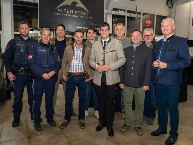 Auch LH-Stv. Martin Gruber war zu Gast und machte sich ein Bild von den ausgestellten Werken. | Foto: Dieter Arbeiter