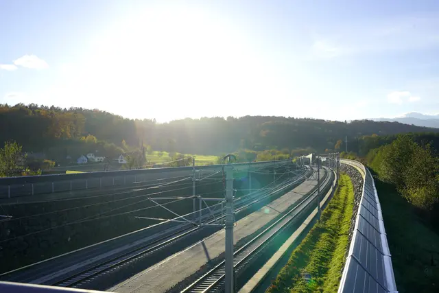 Erhöhte Lärmschutzwände sollen Häuser in der Nähe des Tunnelportals (im Hintergrund zu sehen) schützen. | Foto: MeinBezirk/Simon Michl