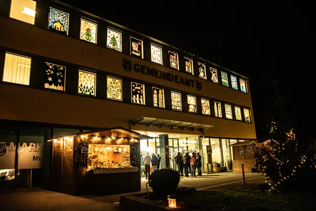 Der Markt findet im und rund um das Schul-, Pfarr- und Feuerwehrhaus sowie im Gemeindeamt (Bild) statt. | Foto: Gemeinde Mitterkirchen
