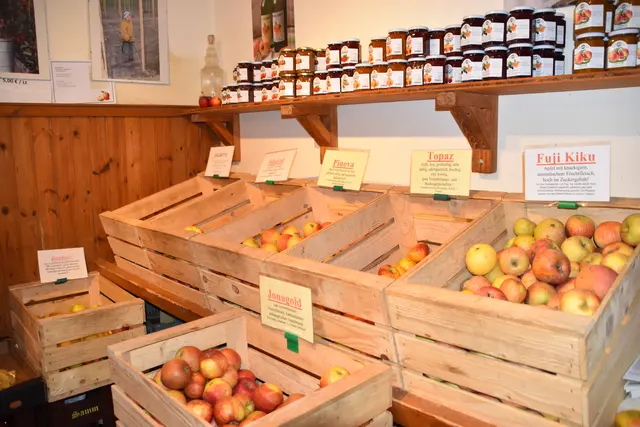 Äpfel und Marmeladen aus der Region. | Foto: Preineder