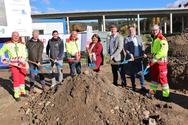 Setzten den ersten Spaten: Johannes Weinrauch, Michael Viertler, Christoph Pirstinger, Siegfried Schrittwieser, Doris Dirnberger, Michael Feldgrill, Jürgen Konrad und Stefan Friedacher. | Foto: Edith Ertl