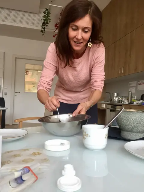 Michaela Hörl vermittelte sehr praxisnah ihr umfangreiches Wissen zum Thema Räuchern und natürliches Räucherwerk.  | Foto: Michaela Hörl