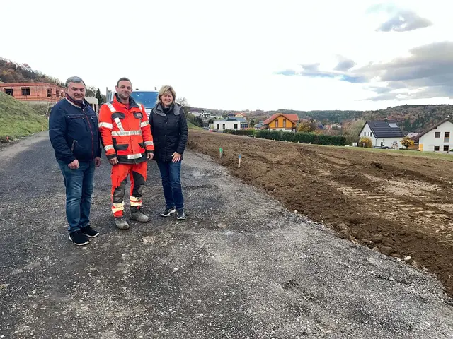 v.l.: Vizebgm. Josef Landstetter, Polier Thomas Bründlmayr, Bgm Gerlinde Schwarz

 | Foto: Marktgemeinde Leiben