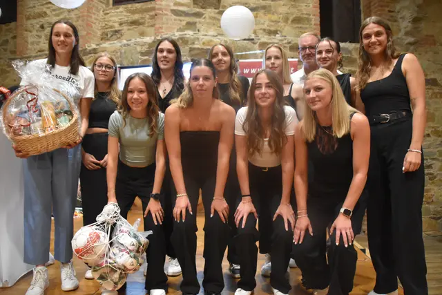 Die Spielerinnen der SPG Südburgenland/TSV Hartberg wurden für ihren Meistertitel in der 2. Frauen Bundesliga geehrt. | Foto: Michael Strini