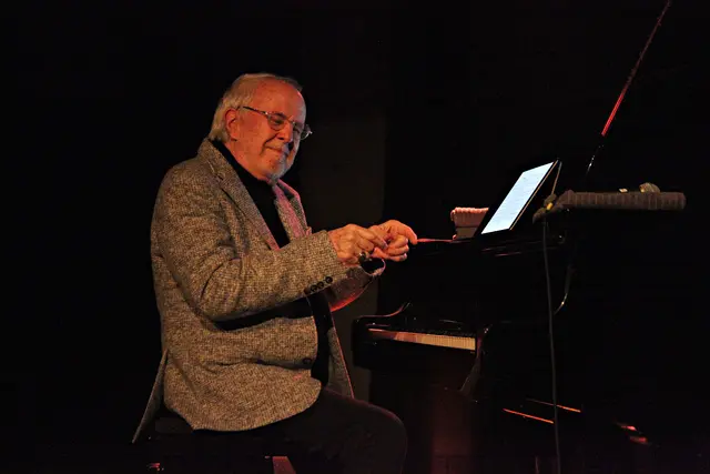 Neben der Virtuosität ist die Freude unverkennbar, mit der Bob James die Musik lebt.