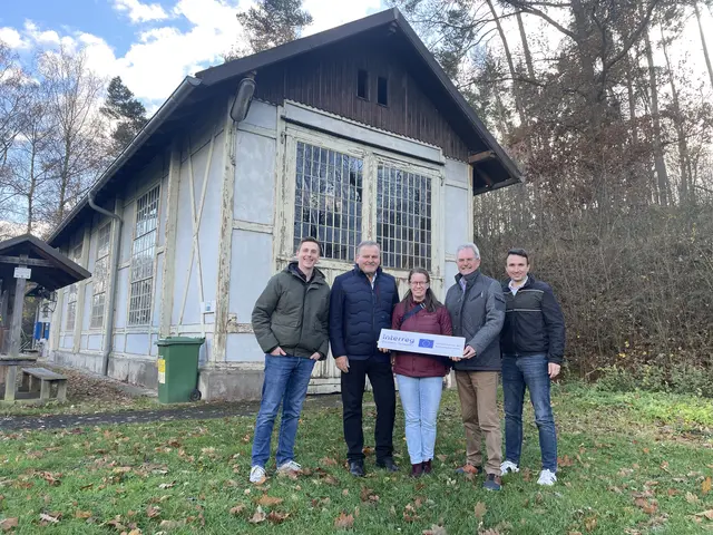 Lokalaugenschein beim "Zughotel" (v.l.): Florian Hutter (ZRT), Obmann Eduard Köck, Christina Hirsch (ZRT), Präsident Karl Wilfing und Bürgermeister Lamberg Handl (Vizepräsident NÖ Gemeindebund) | Foto: Zukunftsraum Thayaland