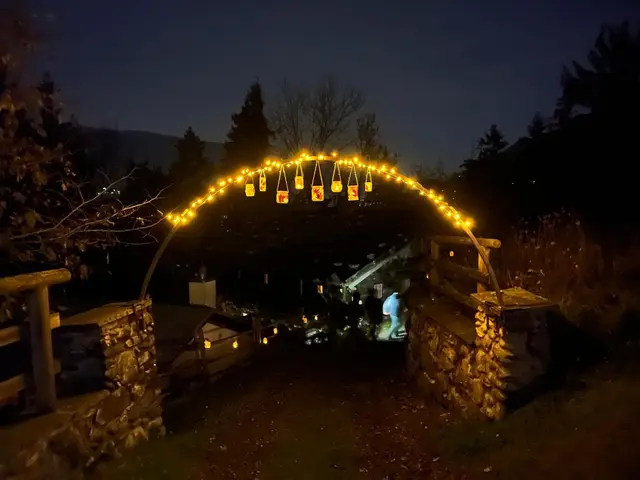Die Lichter sollen vor Allerheiligen daran erinnern, dass das Heilige überall zu finden ist. 