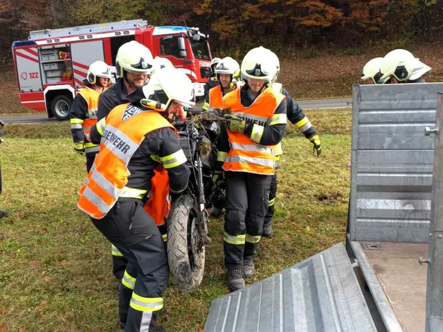 Die Feuerwehr transportierte das Motorrad ab. | Foto: ASB Markus Hackl
