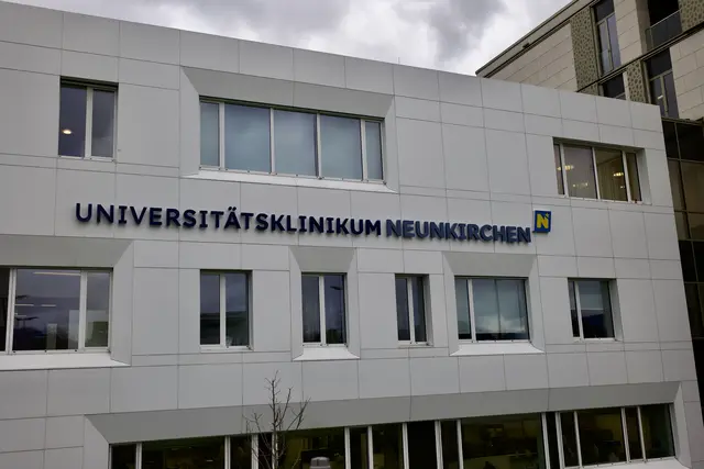 Im Universitätsklinikum Neunkirchen gab es einen Todesfall zu beklagen, der Ermittlungen nach sich zog. Nun liegt das Ergebnis vor. | Foto: Santrucek