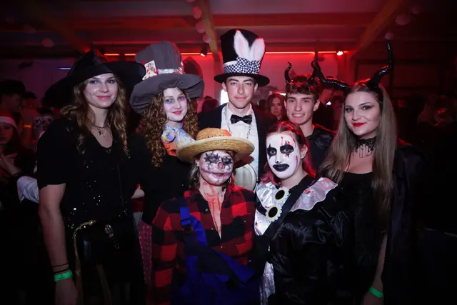 Tolle und unterschiedlichste Kostüme waren beim Halloween-Clubbing in der Burg zu bestaunen. | Foto: Michael Blinzer