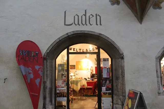 Der Weltladen Schwaz setzt sich seit über 40 Jahren engagiert für fairen Handel und globale Gerechtigkeit ein.