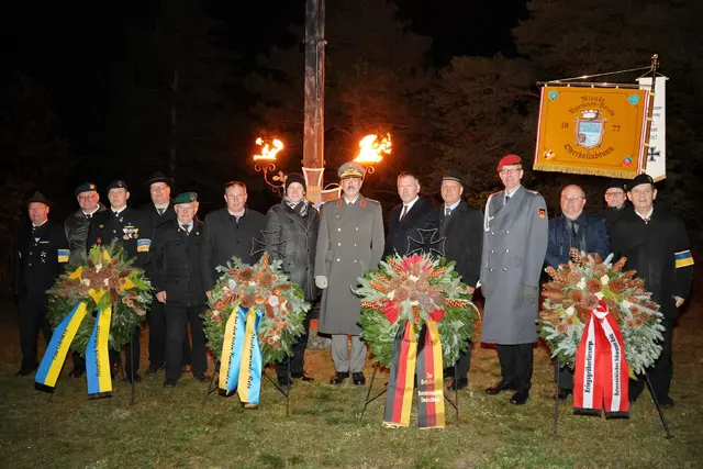 Ehren- und Festgäste versammeln sich am Soldatenfriedhof Retz zur feierlichen Kranzniederlegung. | Foto: Richard Hogl