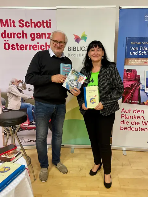 Michael Schottenberg mit Büchereileiterin Barbara Kupfner. | Foto: Bücherei Roitham
