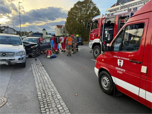 Die Fahrerin wurde geborgen und mit dem Notarzt ins Krankenhaus gebracht. | Foto: FF Ebenfurth