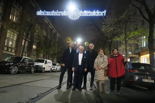 Regina Arnold (2.v.re) vom Einkaufskreis Wien West lud letztes Jahr gemeinsam mit der Obfrau des Vereins, Elisabeth Raidl (re) Geschäftsleute und Bezirkspolitiker zum gemeinsamen Fest.  | Foto: Patricia Hillinger/MeinBezirk