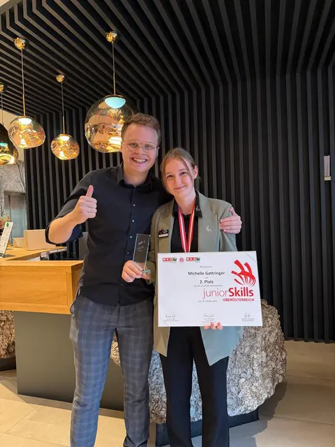 Michelle mit ihrem Chef Alexander Hüttmannsberger im Foyer des Hotels. | Foto: zVg