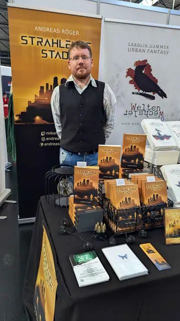 Andreas Röger mit seinem Stand auf der BuchBerlin. | Foto: Kommafalter