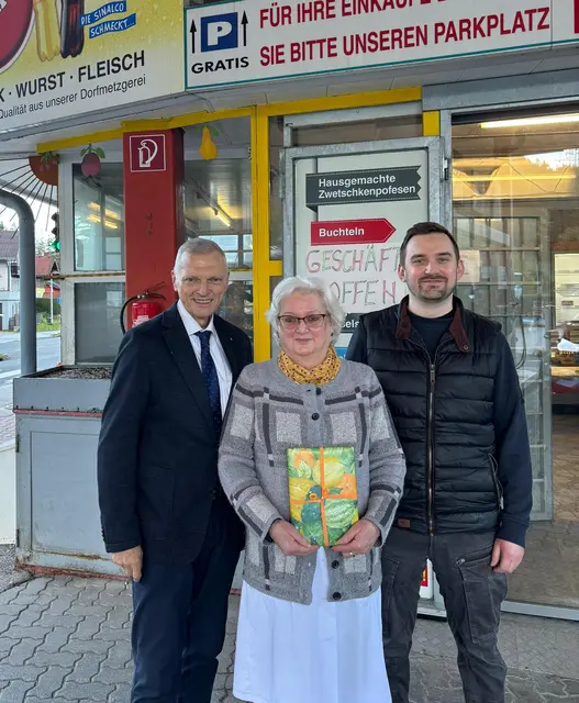 Von rechts: Christian Lang, Gertrude Lang und LAbg. Josef Schöchl in Koppl. | Foto: Michael Kuess